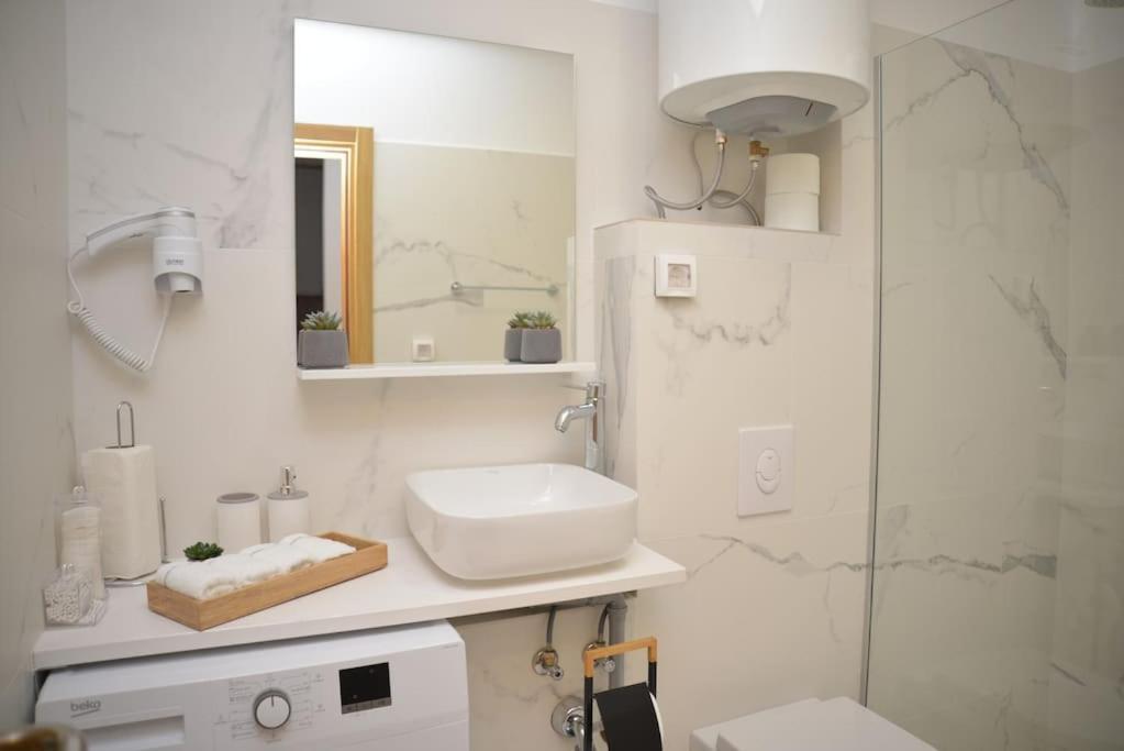 Апартаменты Design Flat With Impressive Boka Bay View